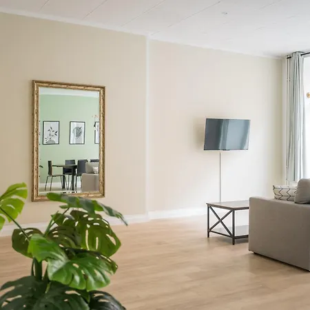 Spacious Family With 2 Bedrooms Apartment *